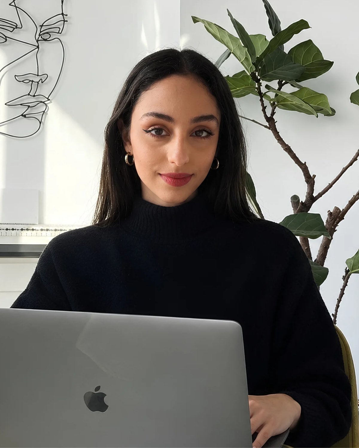Isabela Mateus, estrategista de marketing para saúde e estética, sorrindo à frente do notebook